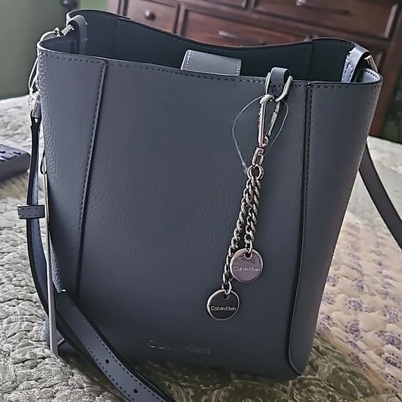 Calvin Klein medium size bucket bag - Picture 7 of 8
